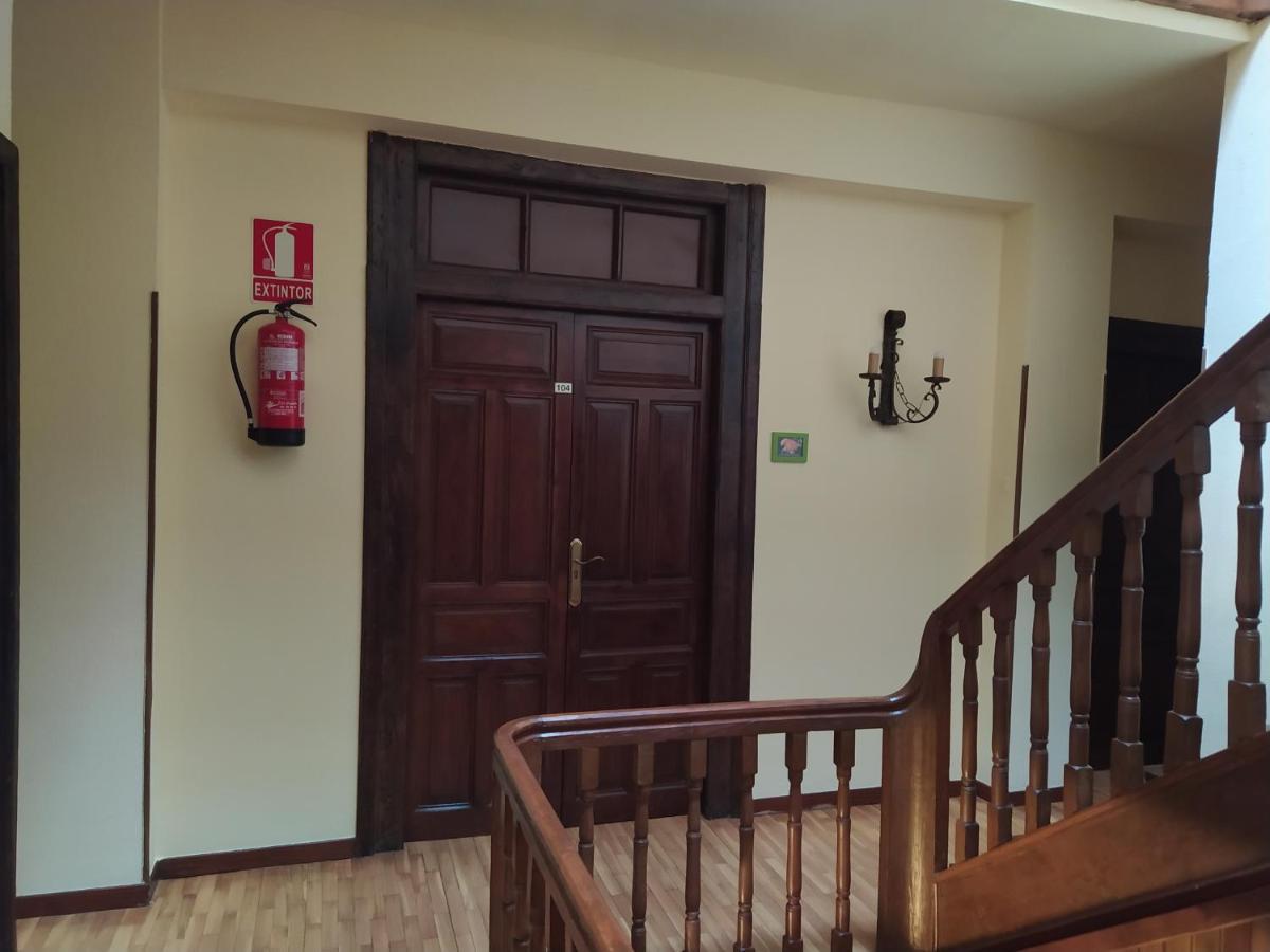 Hostal Urbion Винуеса Екстериор снимка